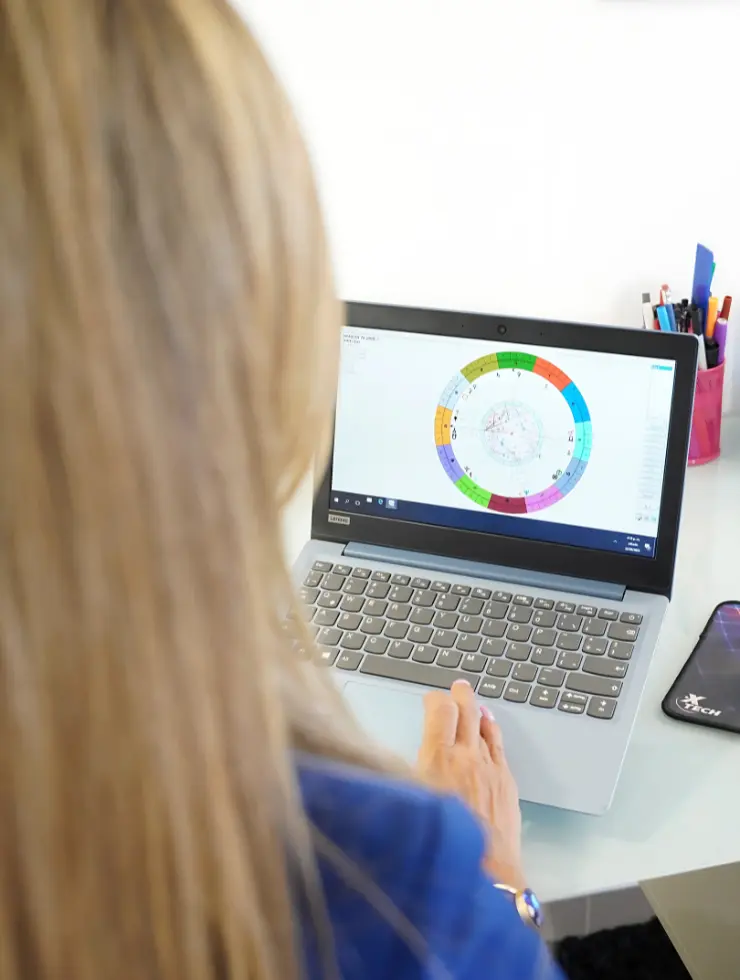 Análisis astrológico en computador, parte del proceso de asesoría integral de imagen y autoconocimiento de Sandra Palomino.