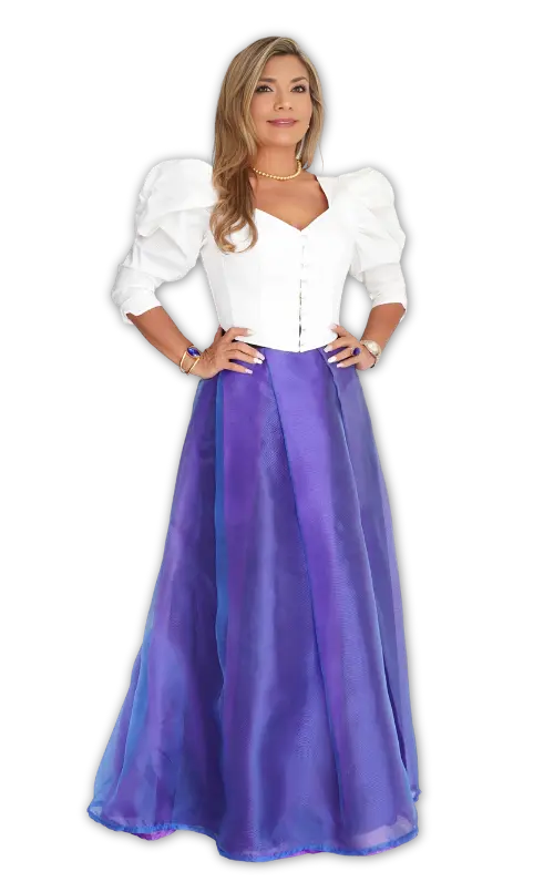 Sandra Palomino, asesora de imagen personal, psicóloga y astróloga, presentando su método de transformación integral con un elegante vestido violeta y blusa blanca